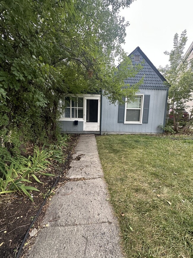 Building Photo - 907 5th Ave