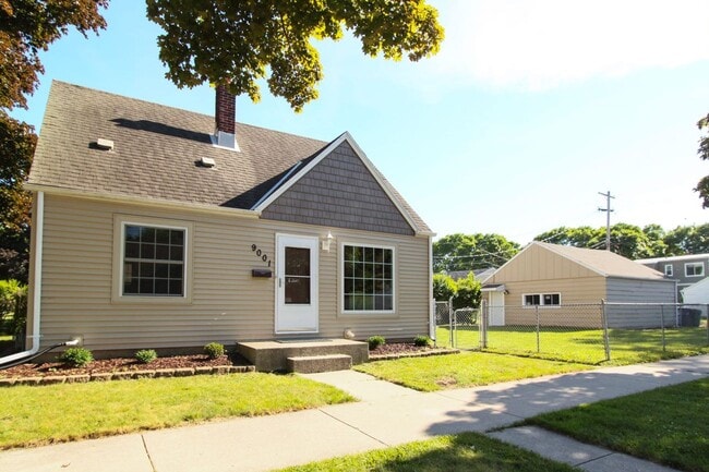 Building Photo - Spacious 3 bedroom 1.5 Bath Gem Available Great location!