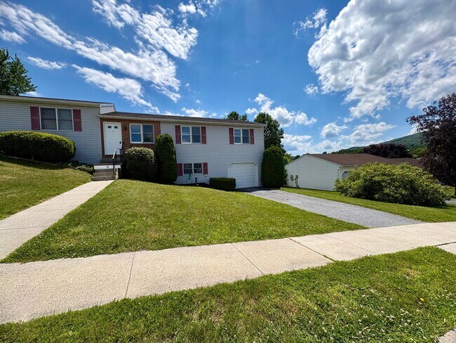 Foto del edificio - 3 Bedroom 1.5 Bathroom House Available in Dillsburg!