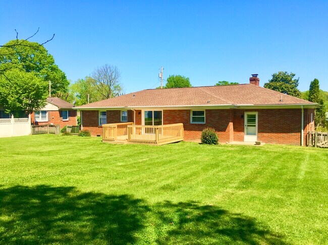 Foto del edificio - 802 Hillmoor Dr