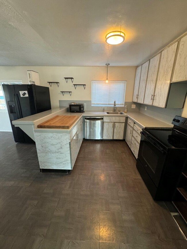 Building Photo - 8809 Los Coches Rd