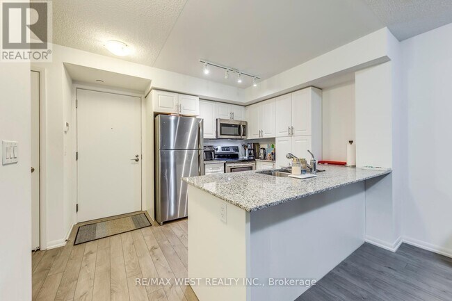 Building Photo - 3091-3091 Dufferin St