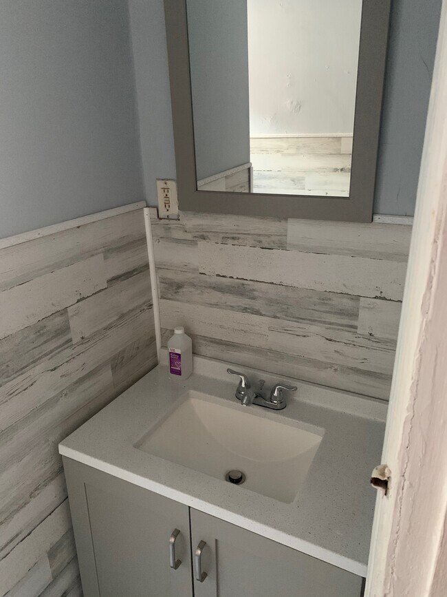 Building Photo - 412 Main St