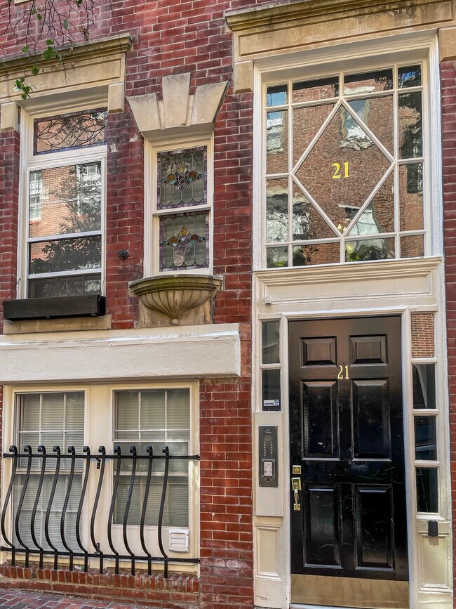Building Photo - 21 Temple St