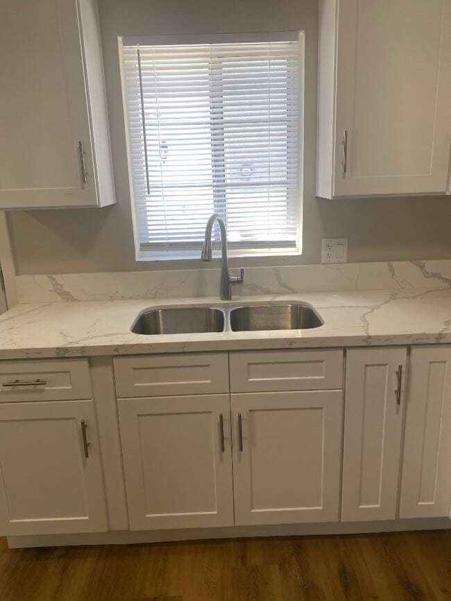 Building Photo - 1728 W 150th St