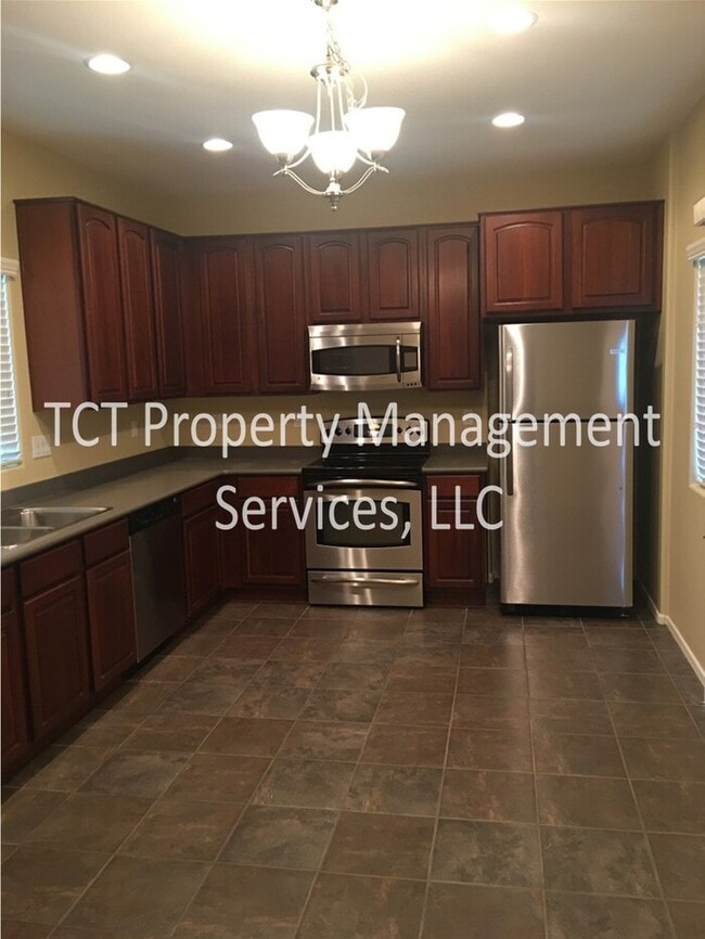 Building Photo - Upgraded Beautiful 3 bedroom 2.5 bath townhouse in The Cottages