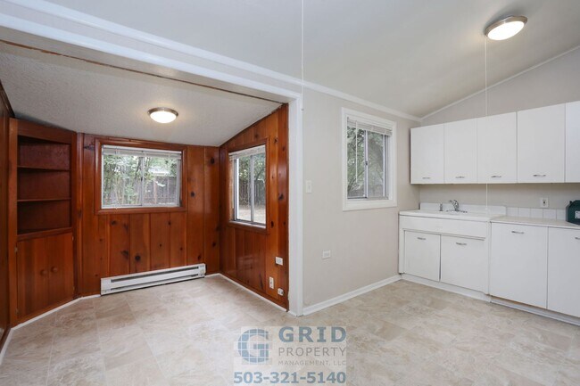 Building Photo - 2 Bedroom Home Available in Southeast Portland