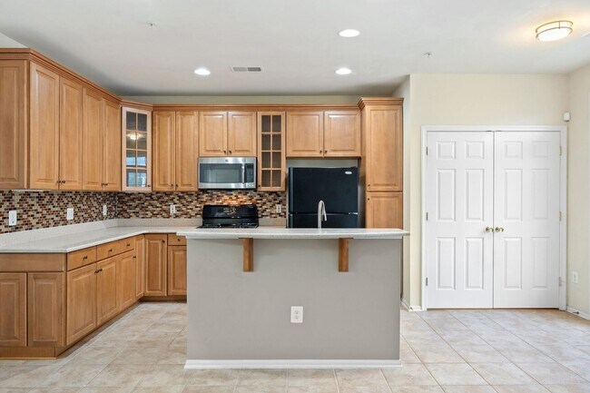 Foto del edificio - Commuter's Dream! Stylish 3-Bedroom Condo ...