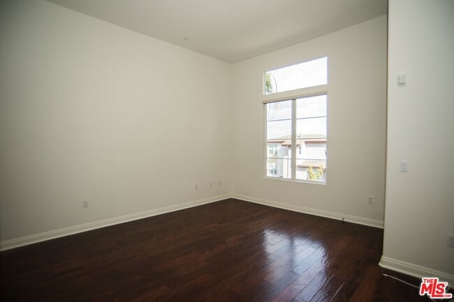 Building Photo - 5831 Seawalk Dr