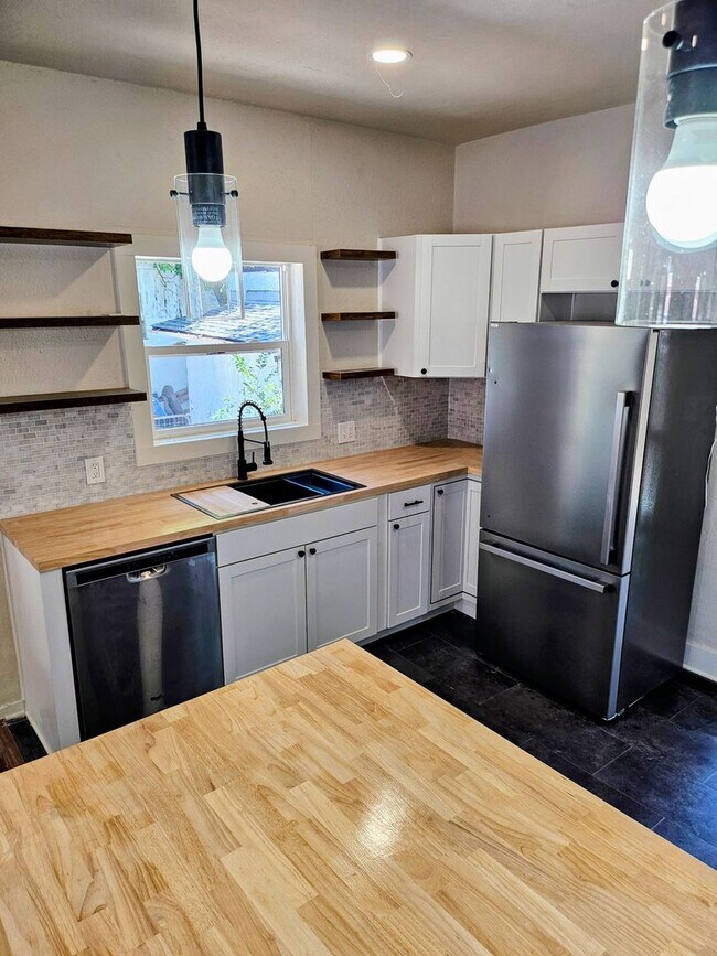 Building Photo - ALL PROSPECTIVE TENANTS MUST SUBMIT A $58 ...