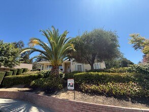 Building Photo - 146 S Oak Dr