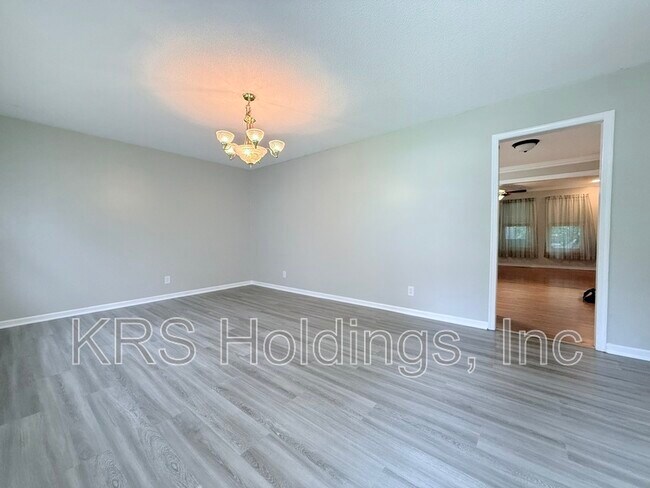 Photo - 715 White Oak Dr House