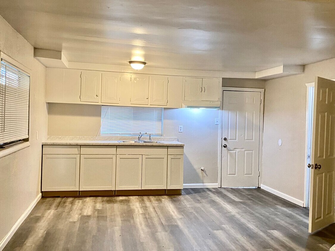 634 S Front St Unit 634 S Front St B, Earlimart, CA 93219 Room for