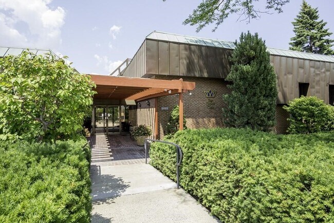 Building Photo - 402 Paradise Rd