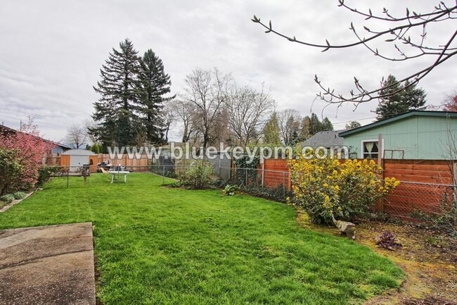 Photo - 3 Bed, 1 Bath Duplex With Fenced Yard in Gresham Near Gresham High School House