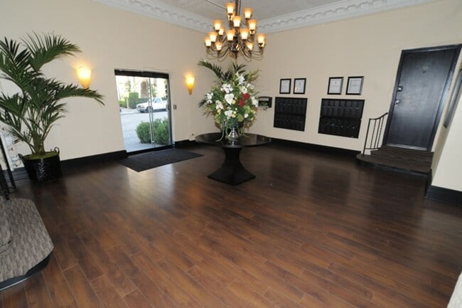 Interior Photo - Cherokee Apts... Spacious Apartments in the Heart of Hollywood! CALL NOW!