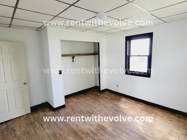 Building Photo - 203 W Race St
