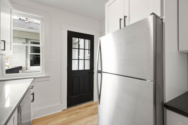 Building Photo - RENOVATED TOP TO BOTTOM! 2-BEDROOM IN THE ...