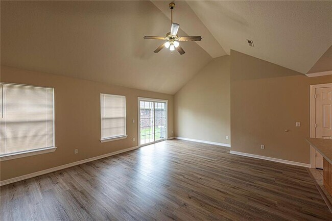Building Photo - 245 Ravenwood Rd