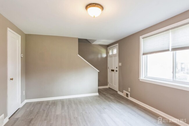 Building Photo - 208 Newman St