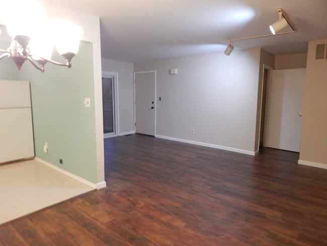 Building Photo - 1103 Normandy Ct