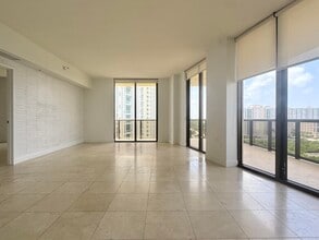 Building Photo - 16275 Collins Ave