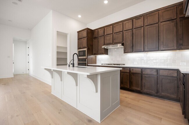 Foto del edificio - Beautiful 4 bedroom, 3 bathroom home locat...