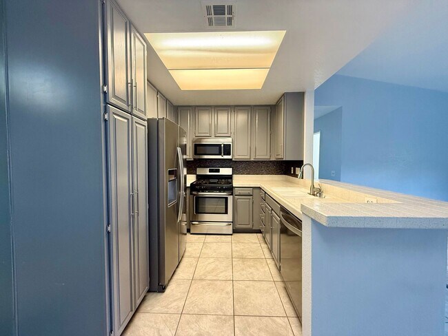 Foto del edificio - AVAILABLE NOW!! Upstairs 2 Bedroom 2 Bathroom Condo in Cathedral City!!