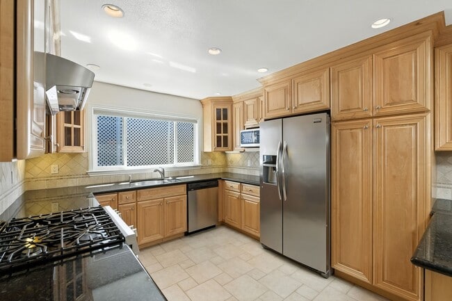 Building Photo - Spacious 2BD/2BA Home with Bonus Huge Room...