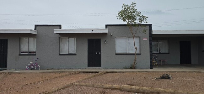 Building Photo - 827 E Hazel Dr