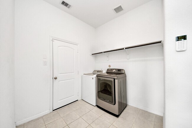 Building Photo - 2210 Captain Davis Dr