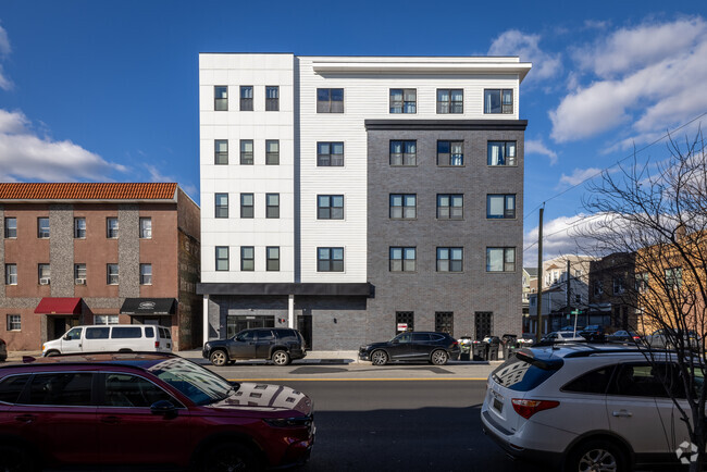Building Photo - 425 Avenue
