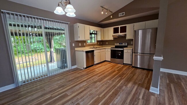 Building Photo - 3 BR 2 BA Summersill Estates