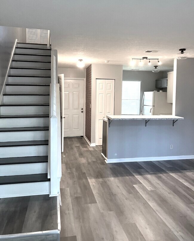 Comedor - 211 Sheraton Ct