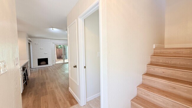 Foto del edificio - Updated and Move-In Ready 3BD/2.5BA Townhouse Near Downtown Danville- Available Now!