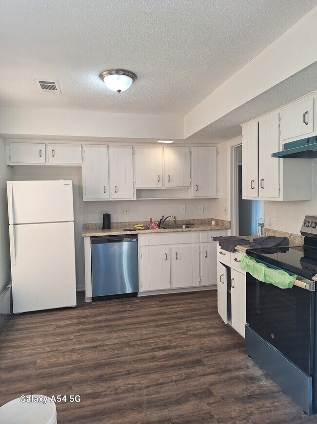 Foto del edificio - 3036 Willow Ln Dr