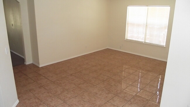 Building Photo - East El Paso 3bed/bath!