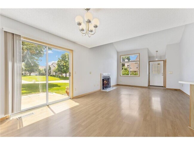 Foto del edificio - 2 Bed + Loft End Unit Townhome- Available 6/1