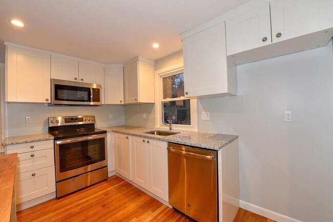 Foto del edificio - 348 Pleasant St