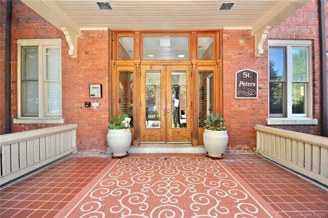 Entrada principal - 229 N Poplar St