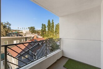 Building Photo - Sophia Hollywood