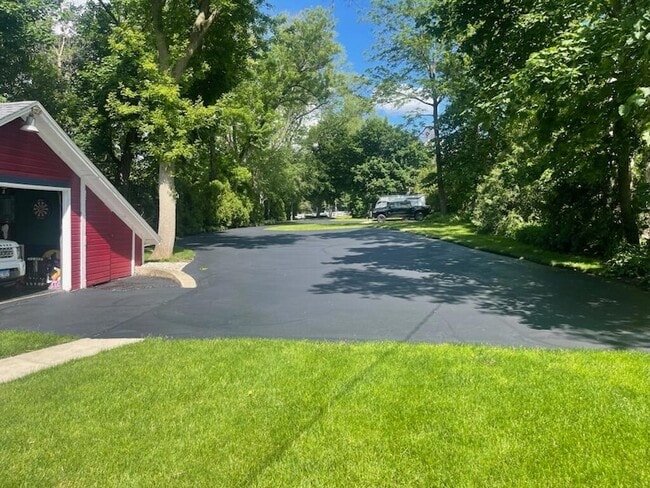 Building Photo - 1415 S Shore Dr