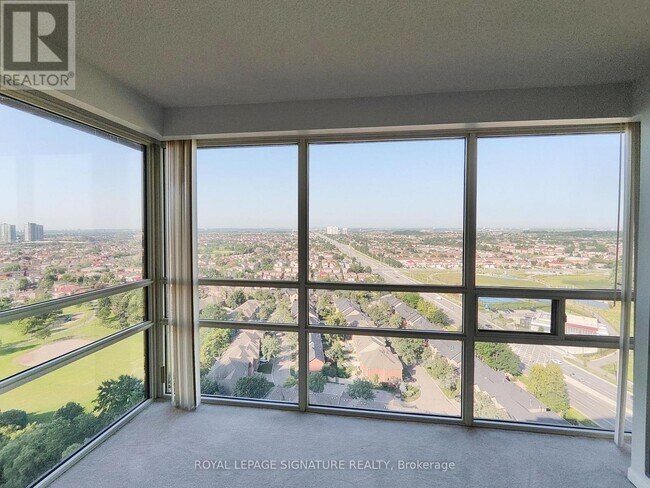 Photo du bâtiment - 50 Eglinton Ave W