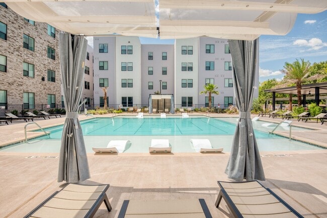 Building Photo - Miramonte