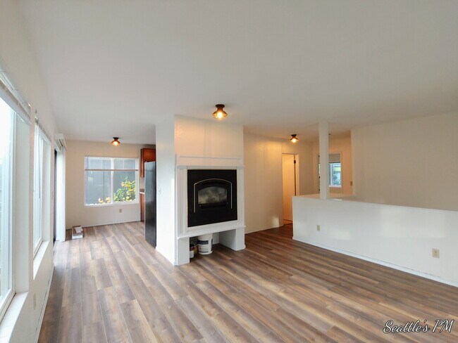 Foto del edificio - "Spacious 3-Bed Oasis with 2 Full Baths in Prime Seattle Location – 1800 Sq Ft of Comfort!"