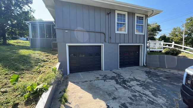 6203/5 Duplex Garage - 6203 Leavenworth Rd