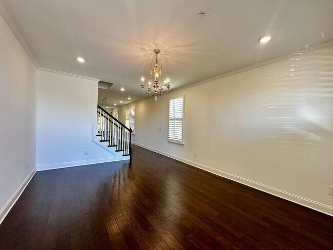 Foto del edificio - Master BR Main Floor!  End Unit,  Backs up...