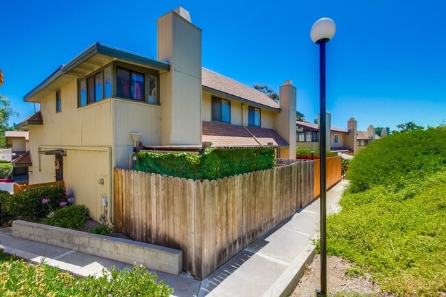 Building Photo - Downtown Vista Townhome, Available Now!