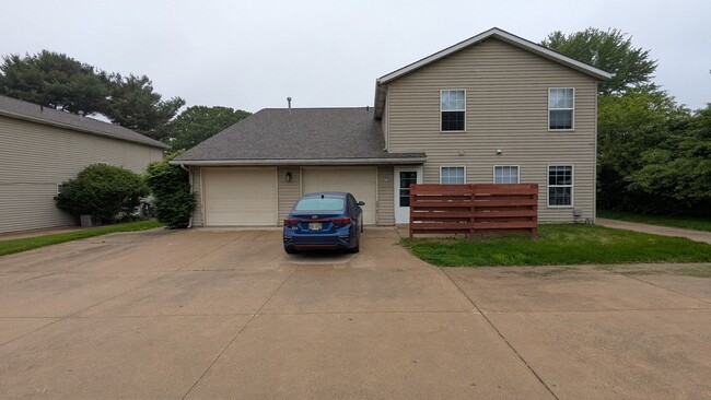 Building Photo - MN Cedar Village (873)