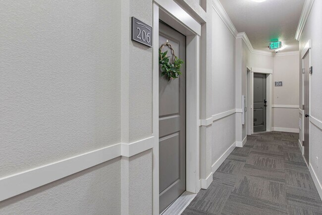 Foto del edificio - Modern 2 Bedroom, 2 Bath Condo in East For...